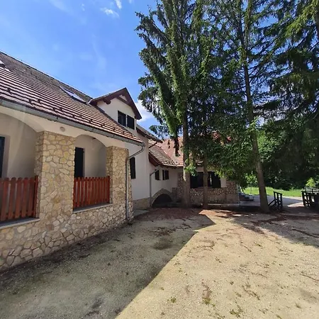 Patakmalom Vendeghaz * Döbrönte